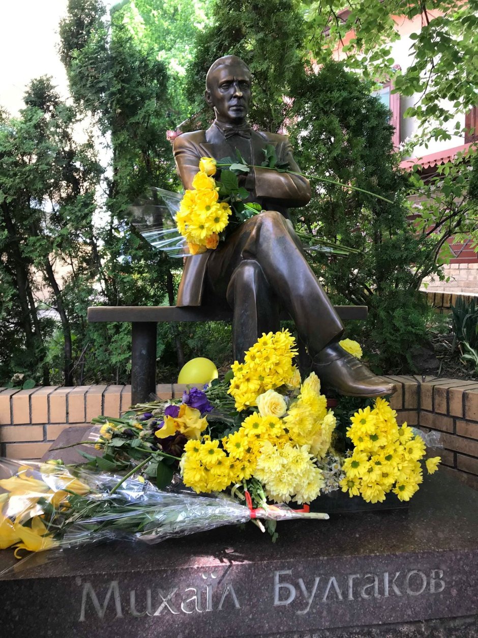 Памятник Булгакову в Киеве с цветами