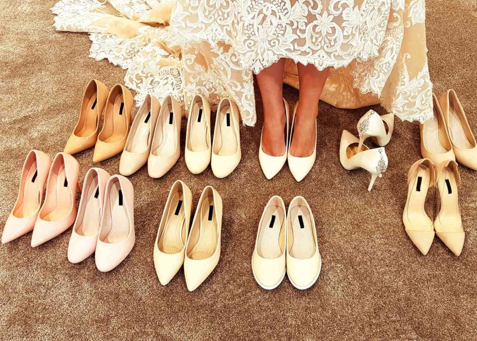 Свадебные туфли на полке