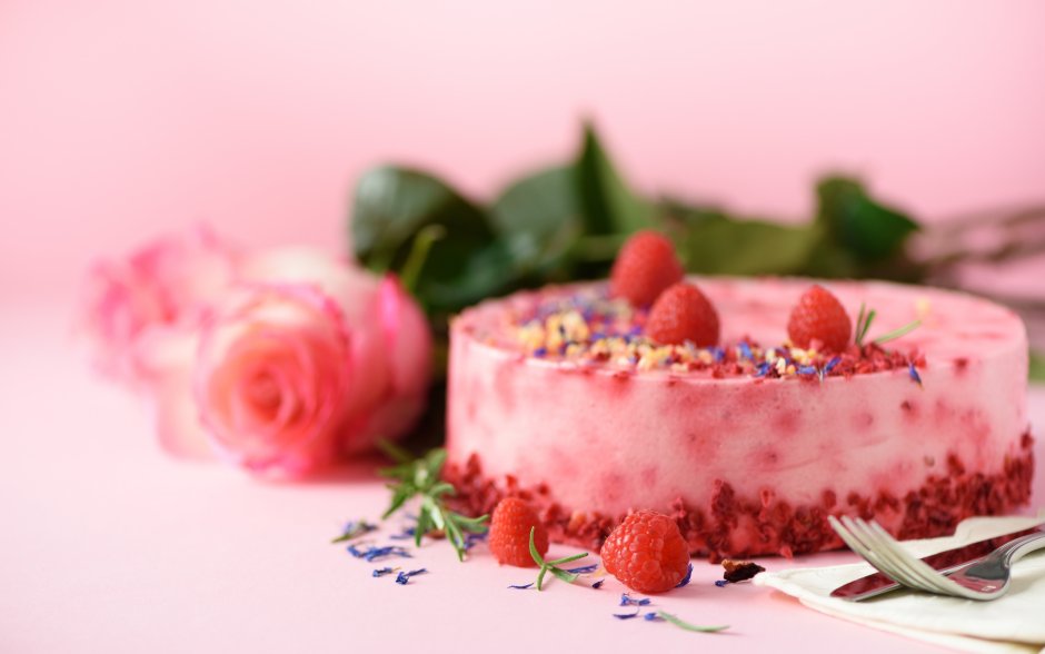 Кусок торта на розовом фоне