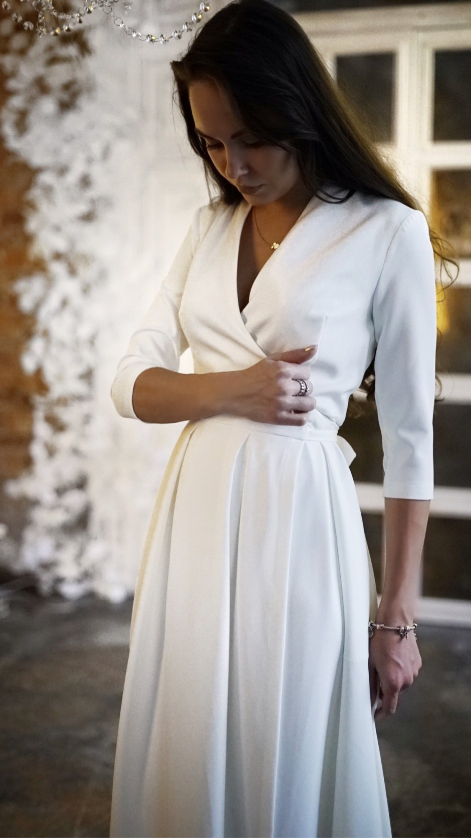 Белое атласное платье с длинным рукавом