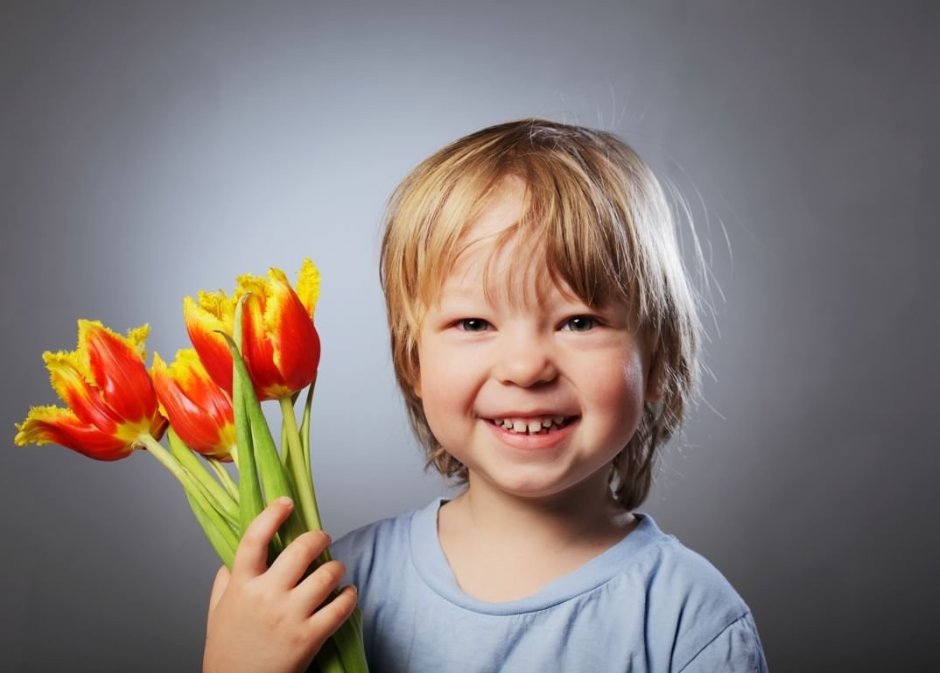 Дети дарят цветы