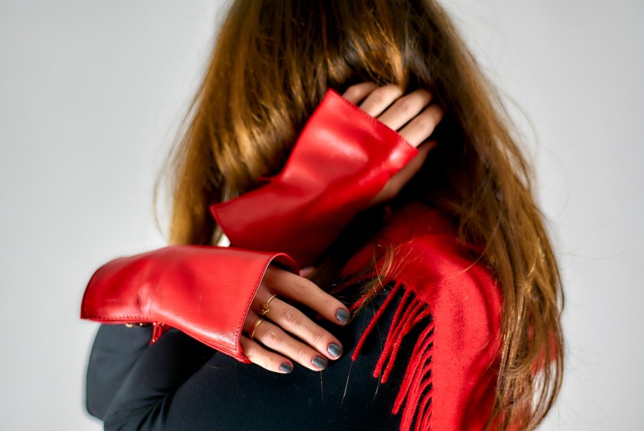 Женщина в красных кожаных перчатках