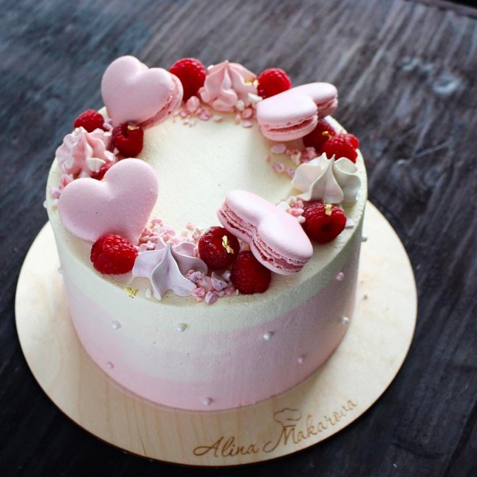 Торт розовый с меренгой и ягодами
