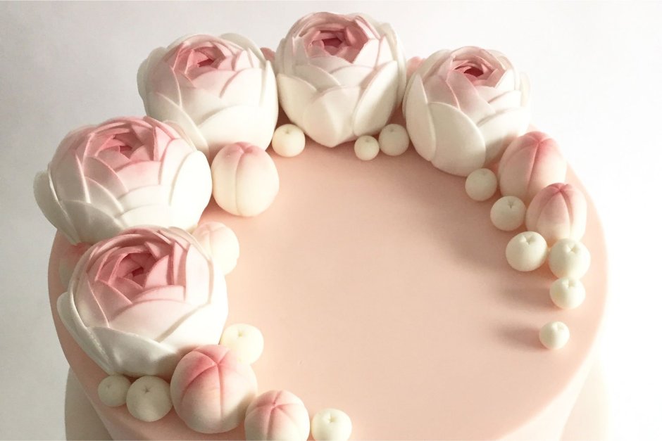 Нежный декор торта для женщины