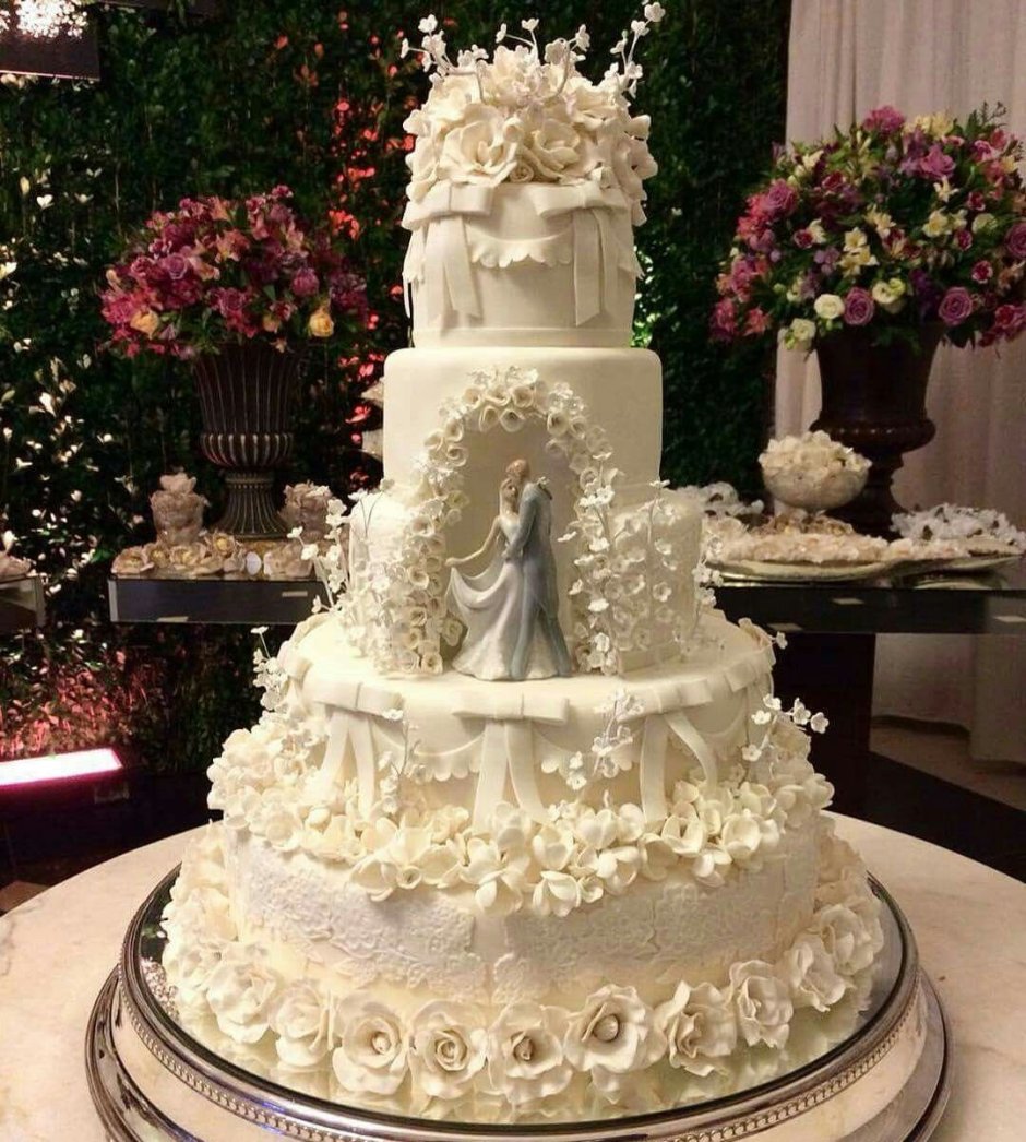 Свадебный торт гигантский