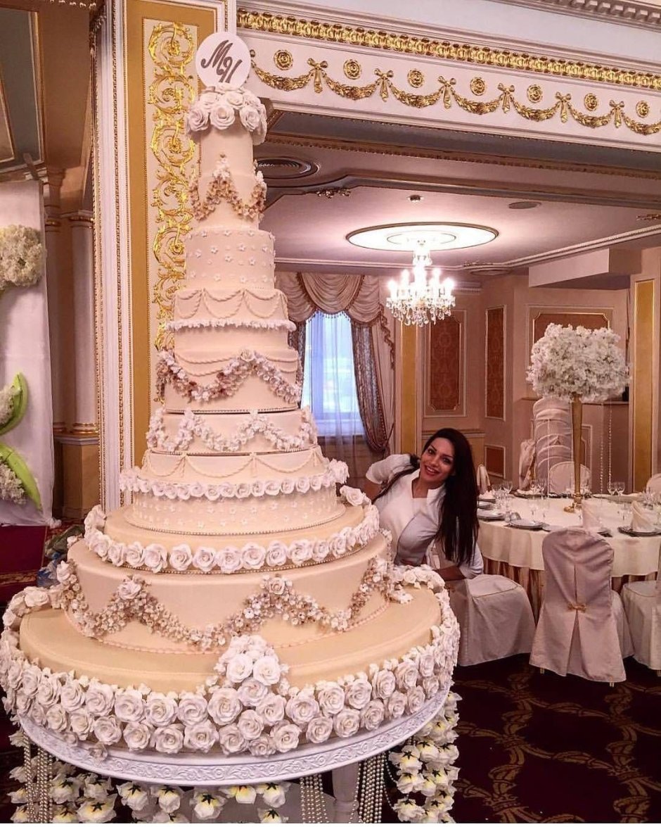 Огромный свадебный торт