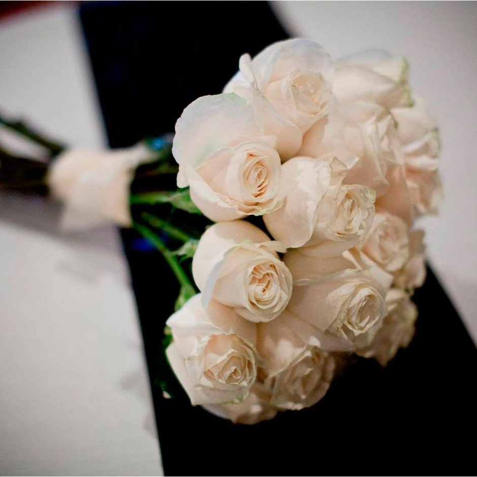 Милый свадебный букетик из мелких цветов