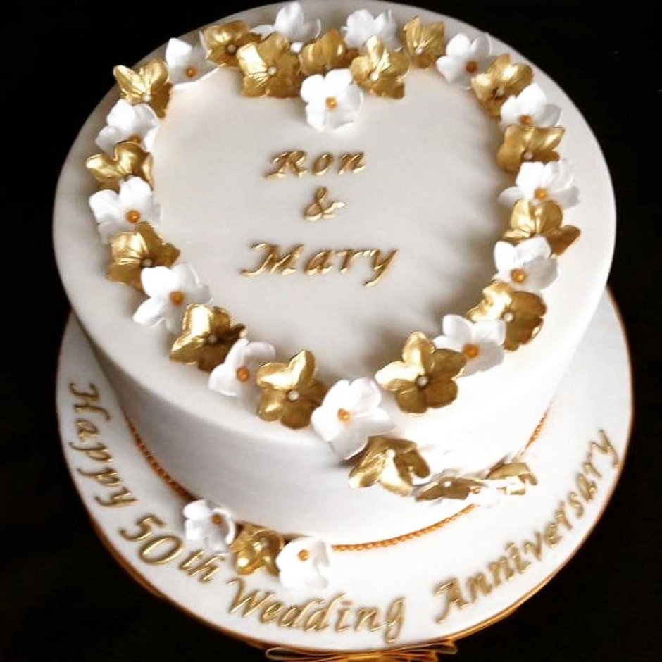 Белый торт с золотой надписью