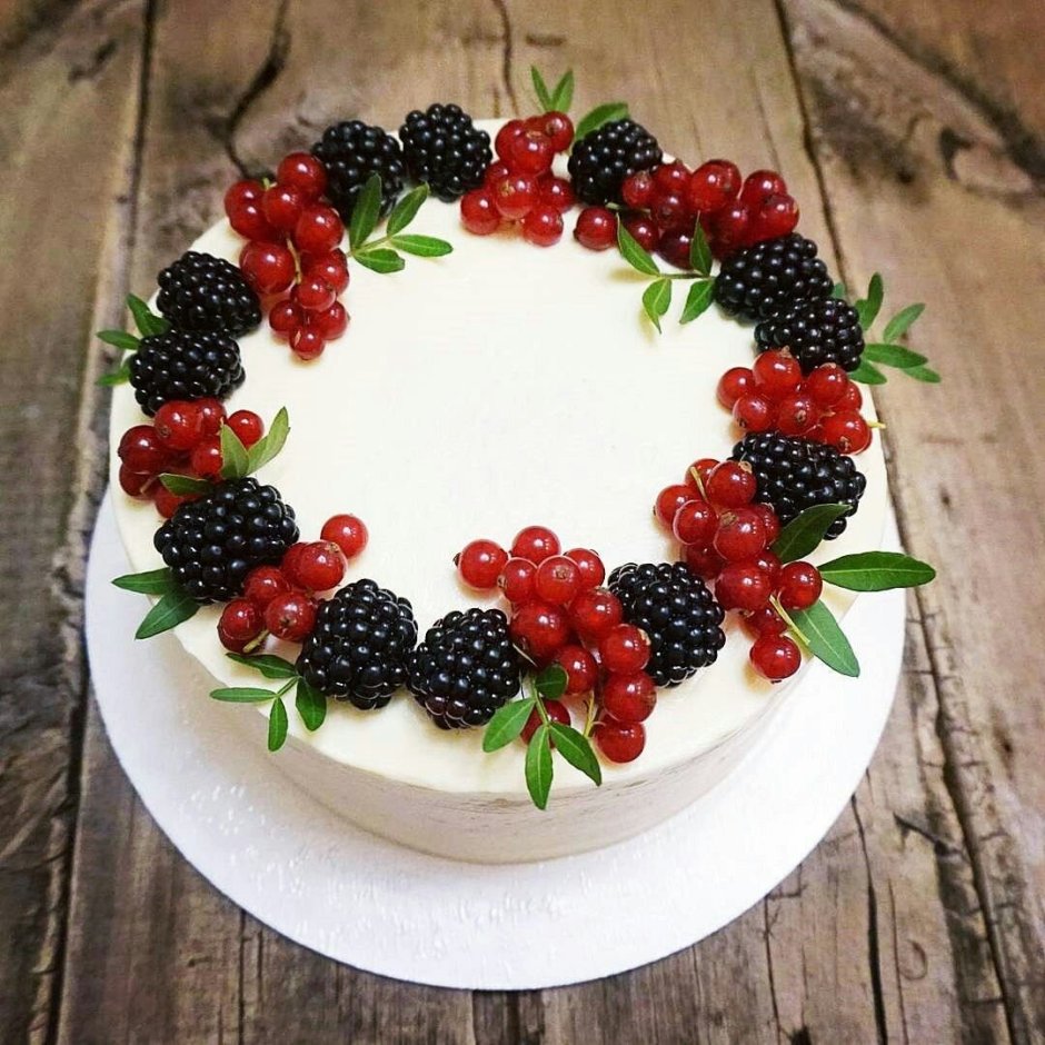 Торт с украшением из ягод