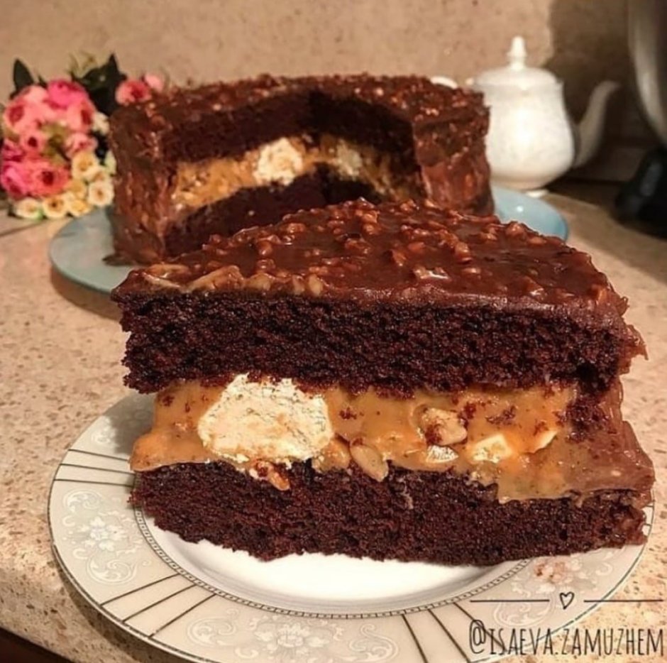 Бисквитный торт с шоколадом и орехами