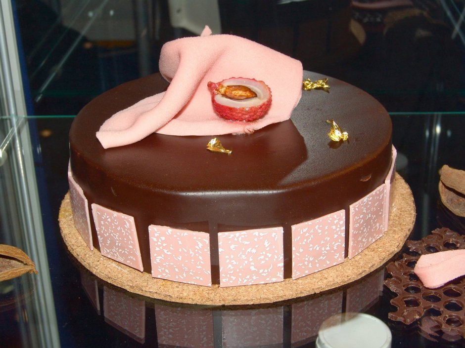 Розово шоколадное украшение торта