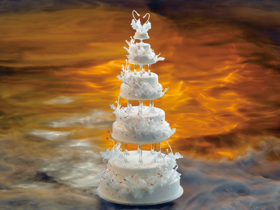 Падающий свадебный торт
