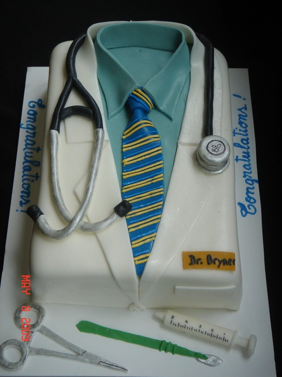 Красивый торт для врача в виде халата