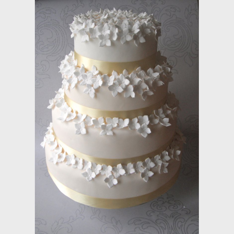 Простое украшение торта на свадьбу