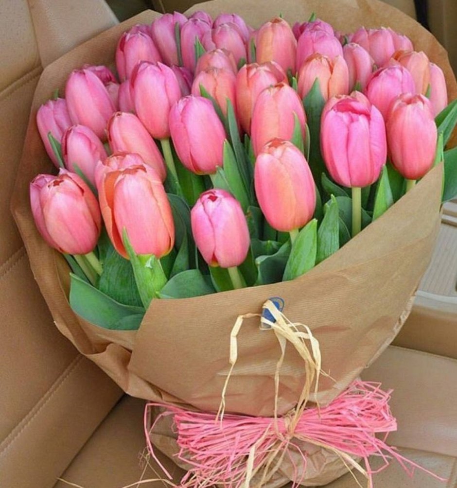 Шикарный букет тюльпанов в руках
