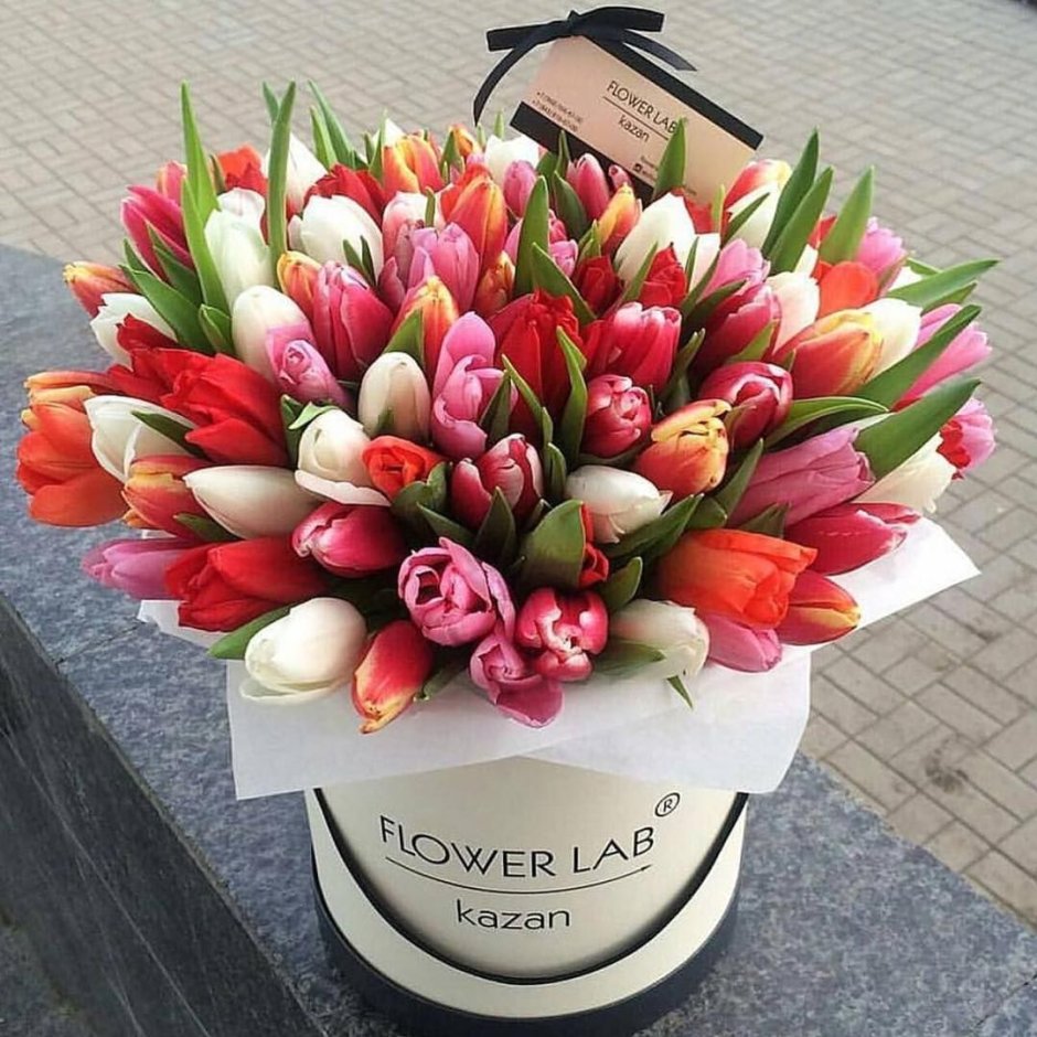 Красивый букет тюльпанов в коробке