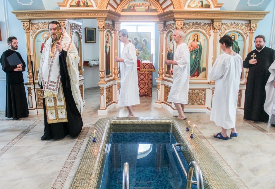Крещение взрослых в храме