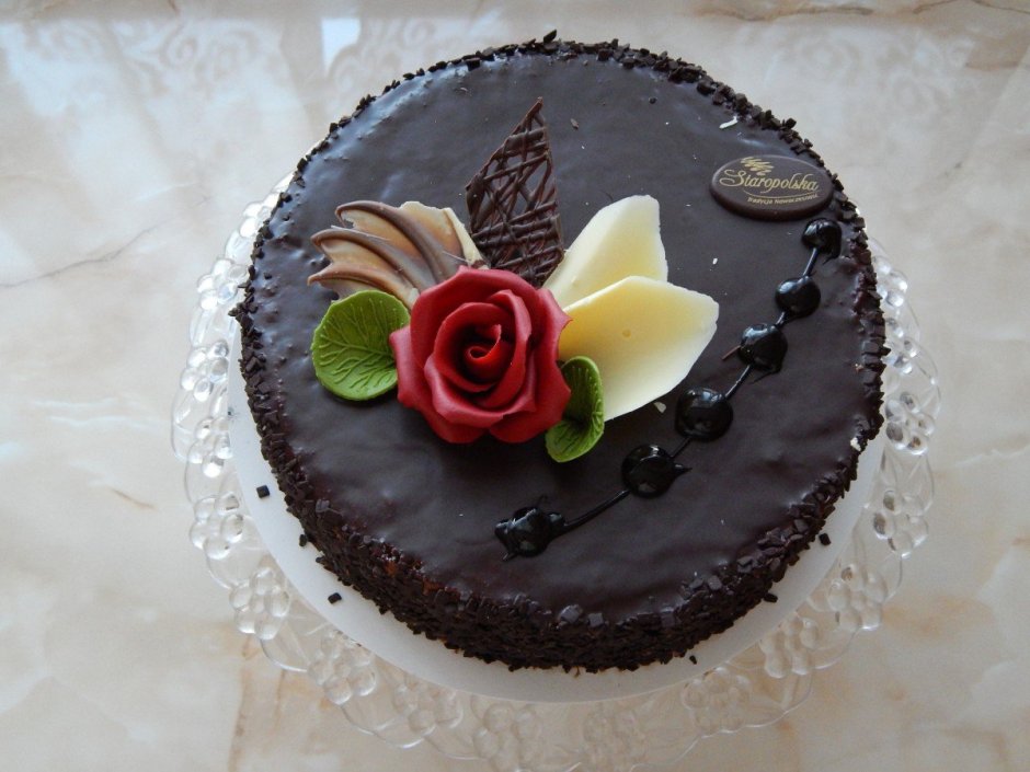 Украшение шоколадного торта мастикой
