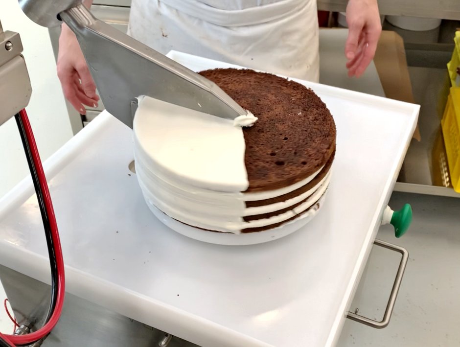 Торт в белой глазури с шоколадом
