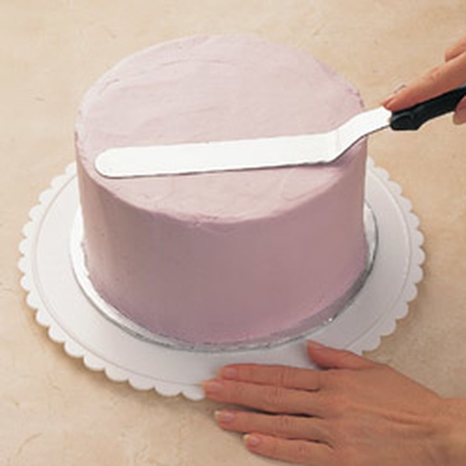 Нанесение глазури на торт
