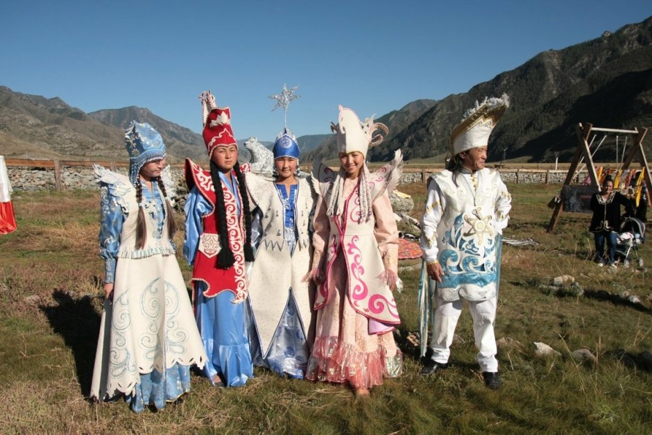 Национальный костюм алтайцев чегедек