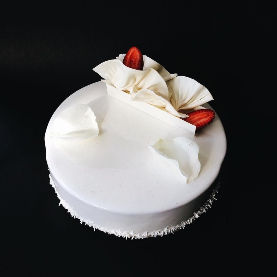 Муссовый торт в белой глазури