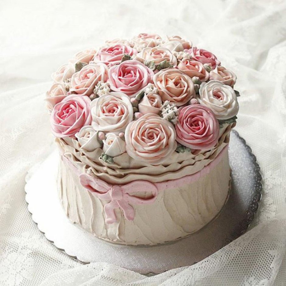 Торт с розами из крема чиз