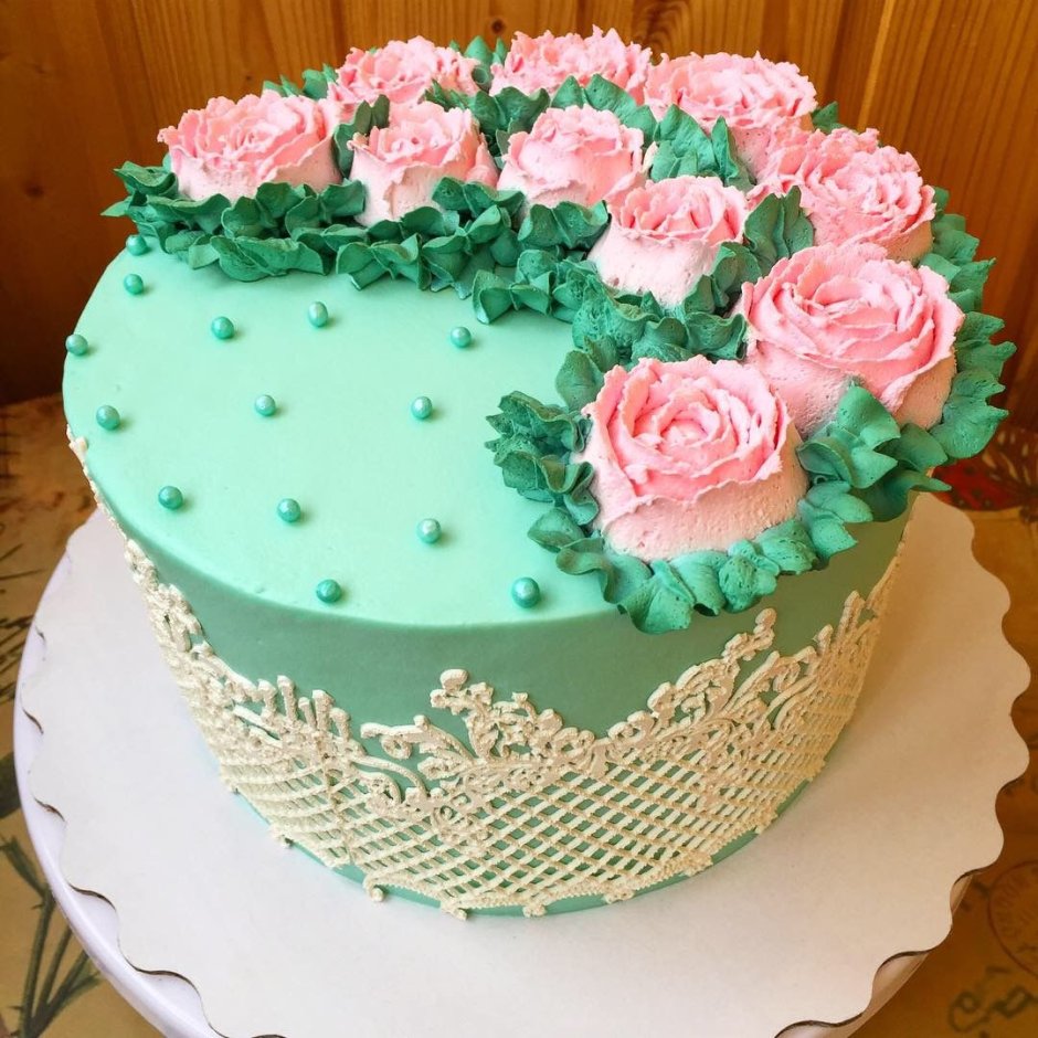 Торт с кружевом и цветами из крема