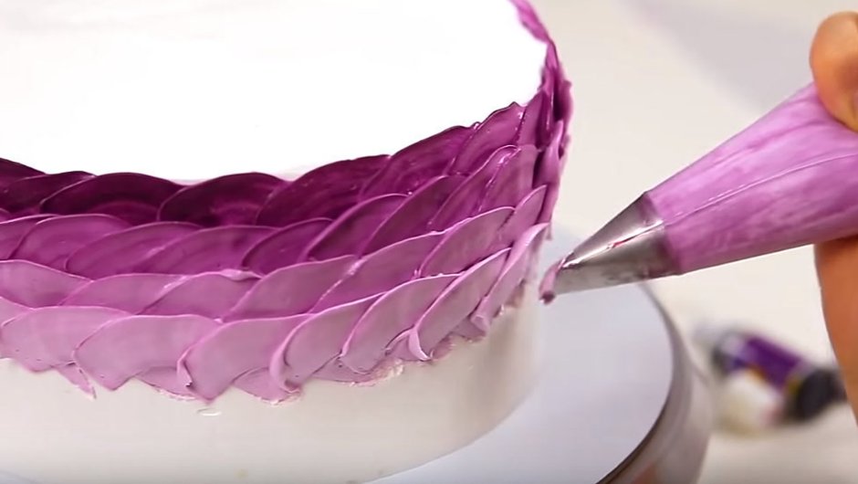 Украсить бока торта мазками