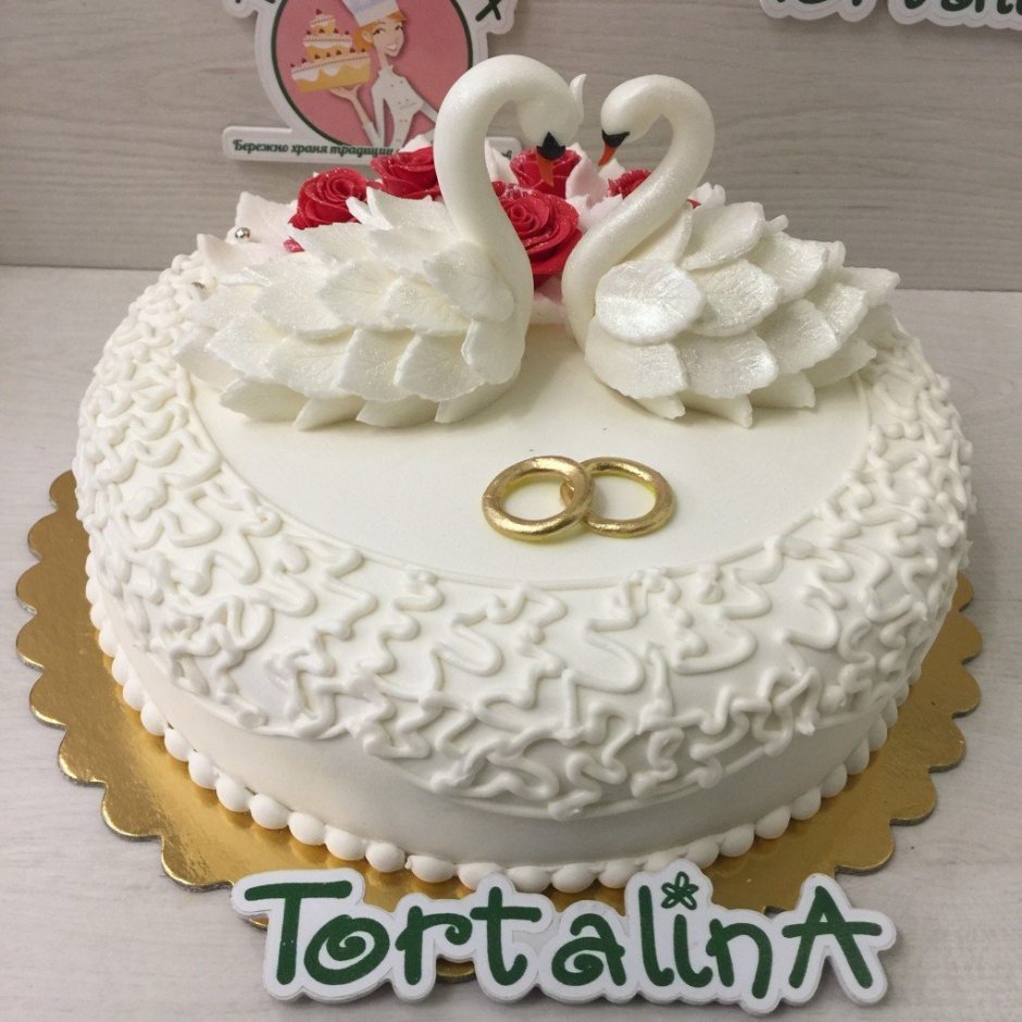 Свадебный торт с лебедями и кольцами