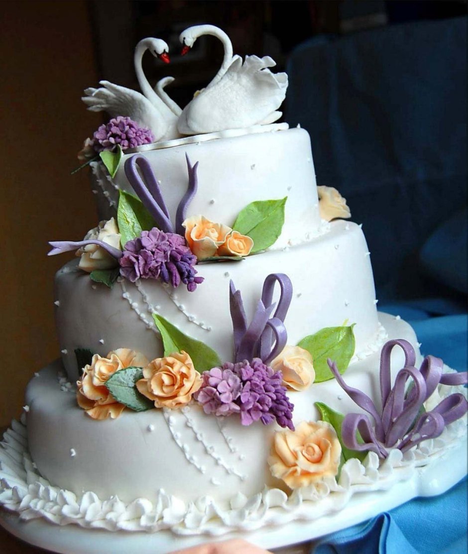 Свадебный торт с лебедями