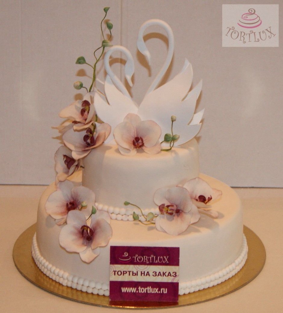 Свадебный торт с цветами и лебедями