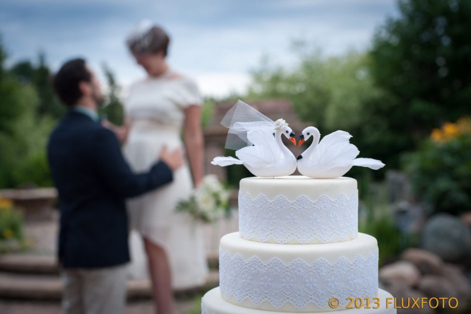 Примета разрезать свадебный торт между лебедями