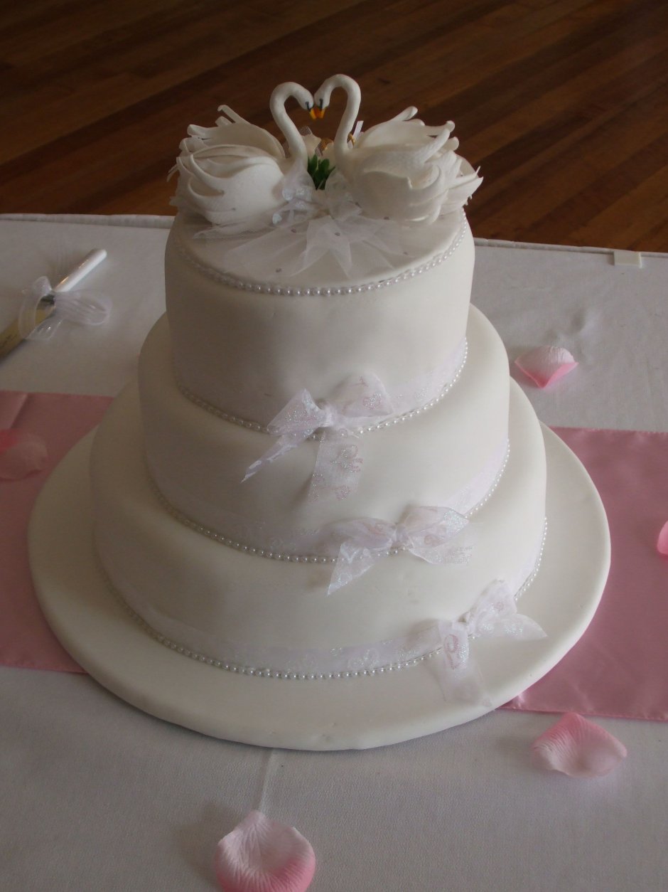 Свадебные торты с лебедями двухъярусные Пинтерест