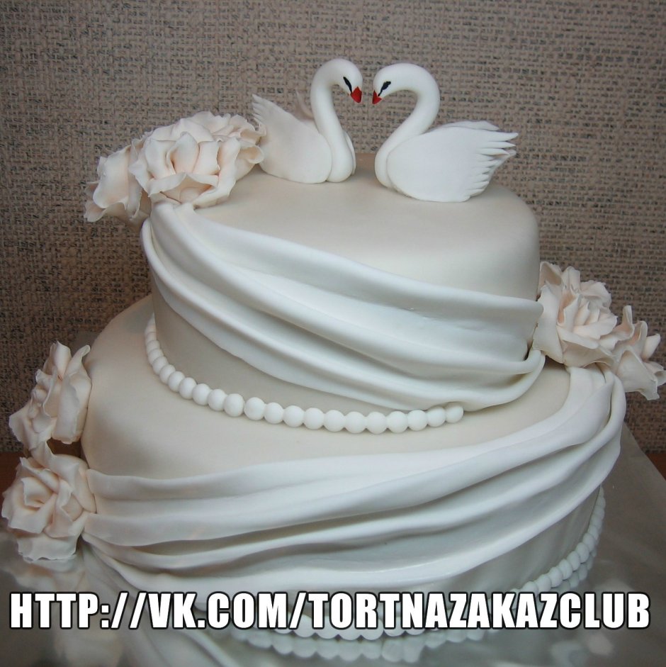 Свадебный торт в нежных тонах с лебедями