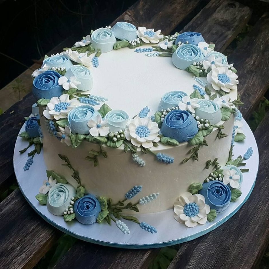 Торт в голубых тонах в цветами из крема