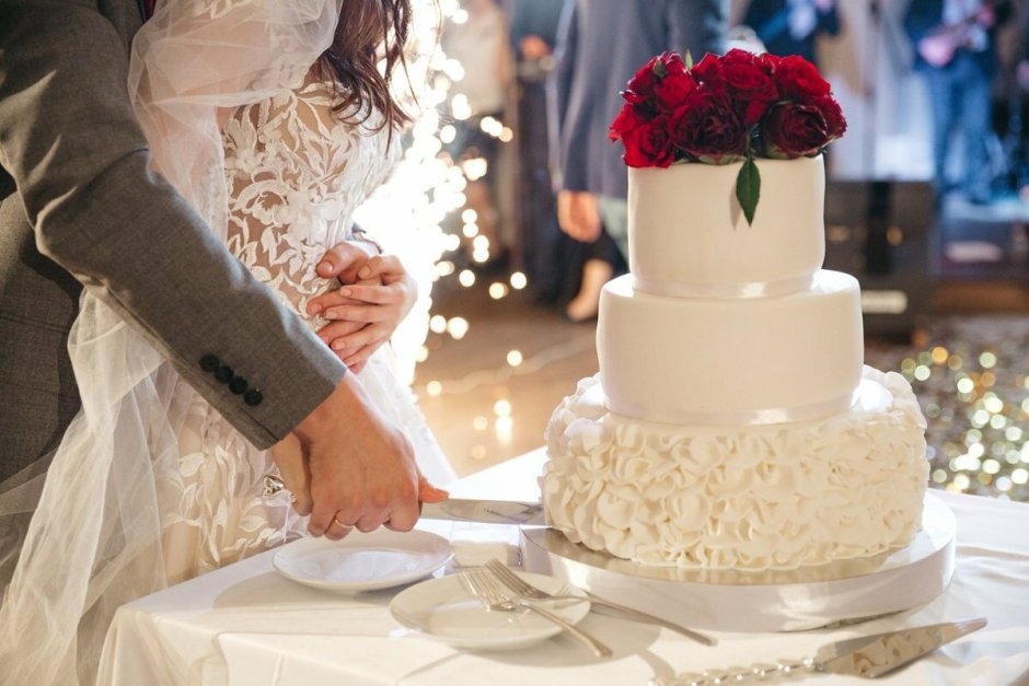 Стол на свадьбу с большим тортом