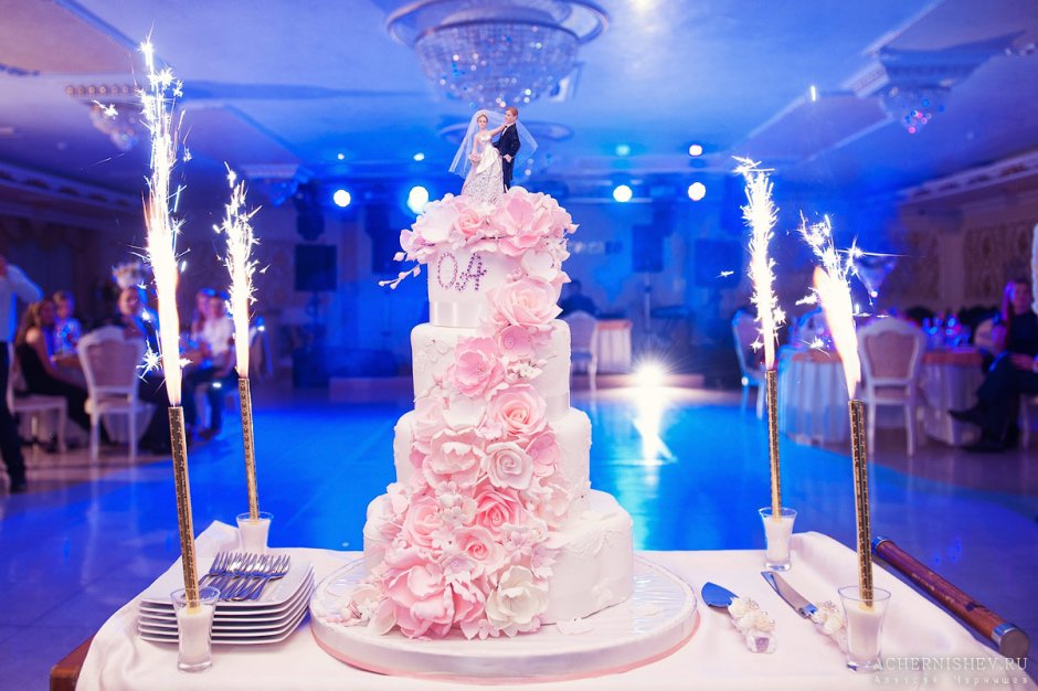 Несколько свадебных тортов в одном стиле