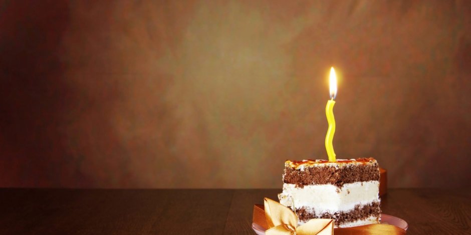 Шоколадный кусок торта со свечами