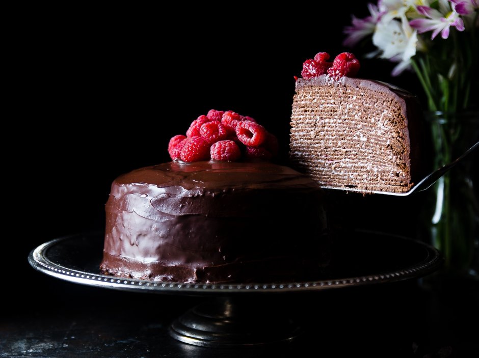 Фото шоколадный пирог на темном фоне