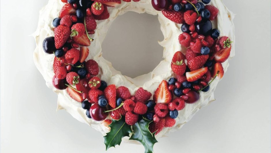 Украшение торта венок из ягод