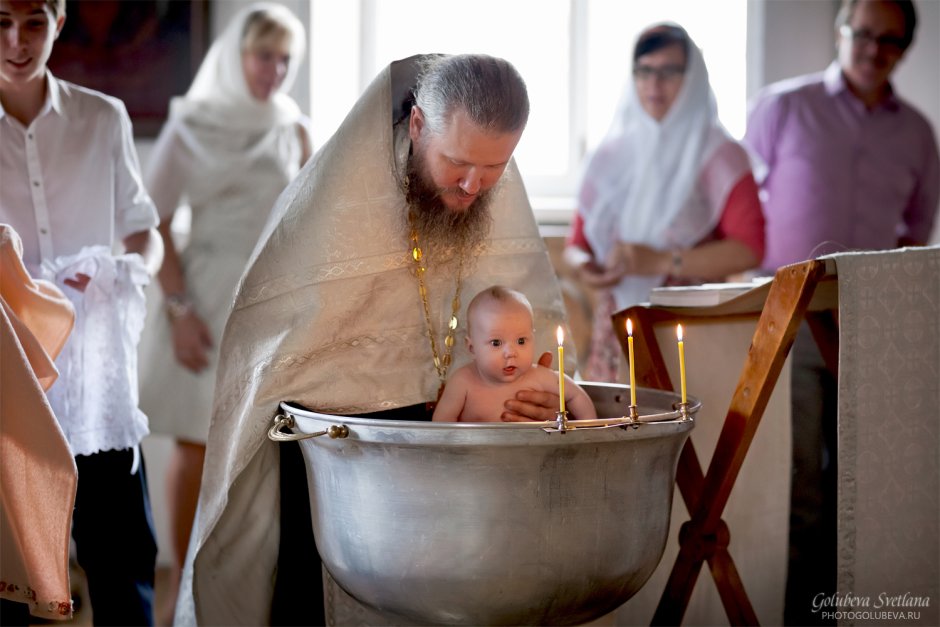 Поп крестит ребенка