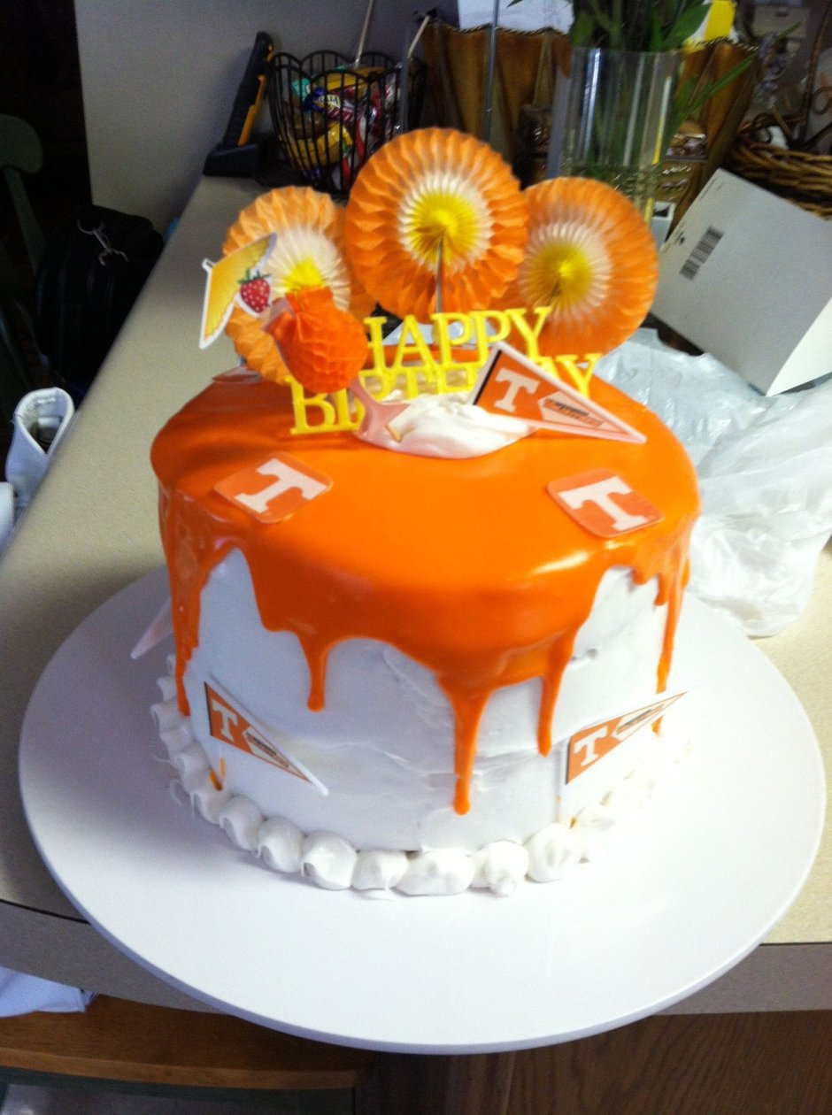 Детский торт оранжевого цвета