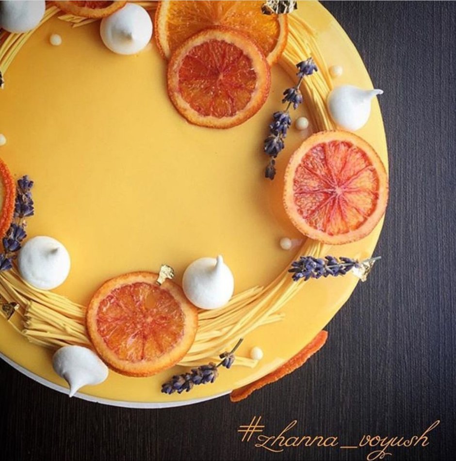 Торт с украшением из апельсинов