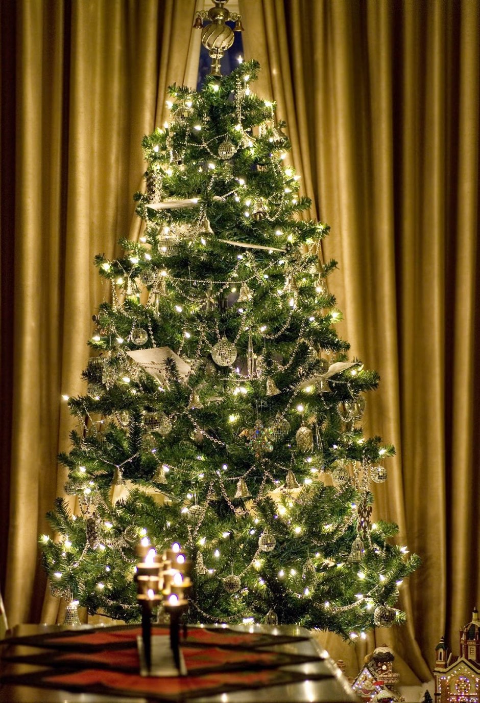 Новогодняя елка в золотом стиле