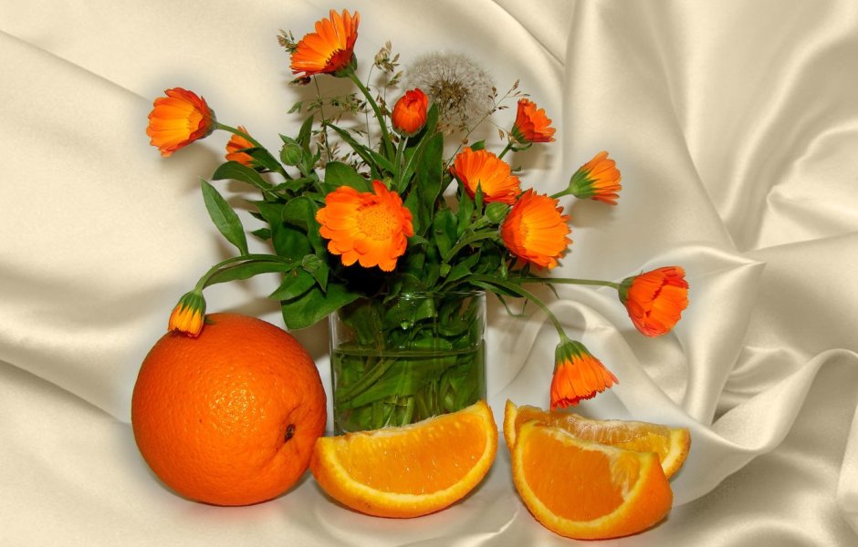 Натюрморт с оранжевыми цветами
