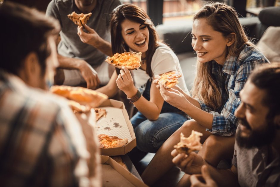 Люди едят пиццу