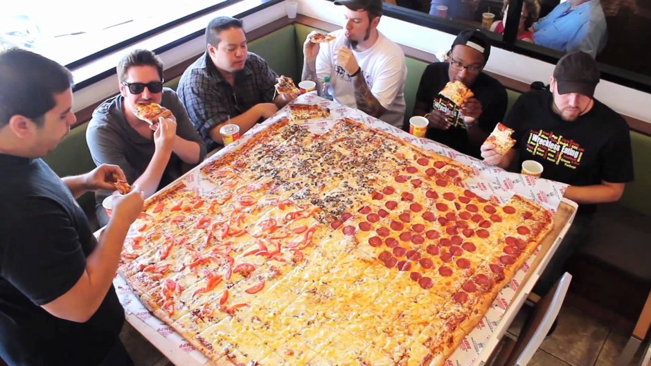 Огромный кусок пиццы