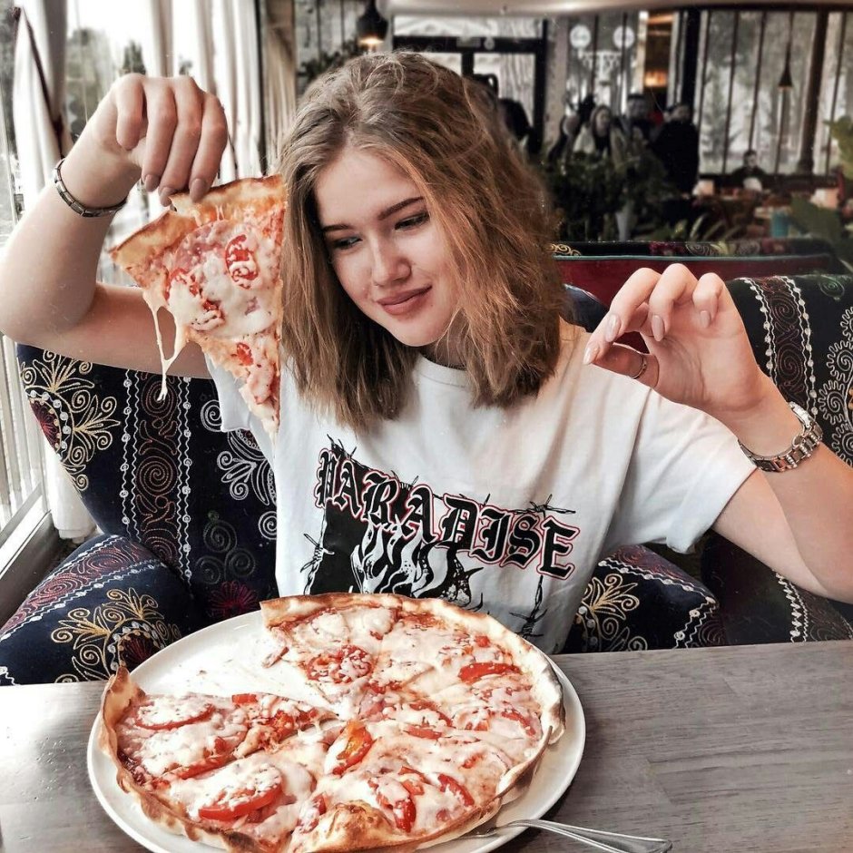 Девушка с пиццей