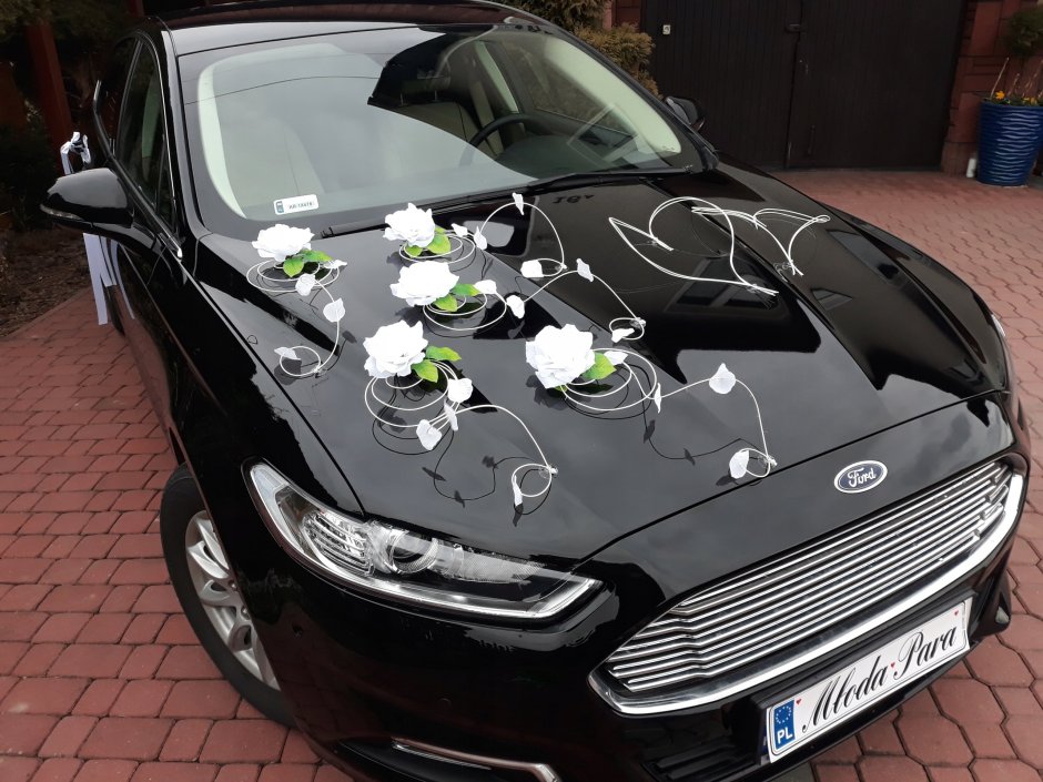 Украшение машины на свадьбу с лепестками